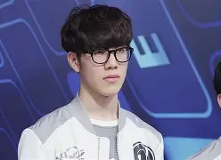 爱游戏体育-TheShy在DWG比赛中出色发挥，反败为胜引发热议！-爱游戏体育