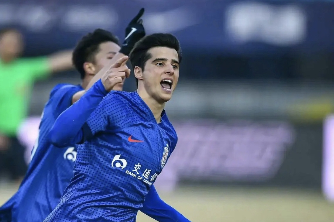 爱游戏官方网站-包含国际比赛日新疆广汇调整名单以备意甲，官宣签约环节打磨，质疑声仍在，赛程密集仍需轮换的词条-爱游戏官方网站